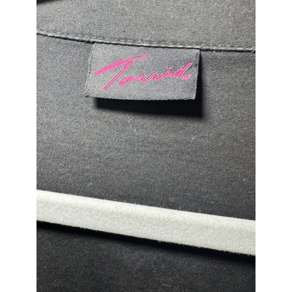 Torrid Short Sleeve Blouse Half Button black size 20-24 - Picture 4 of 4